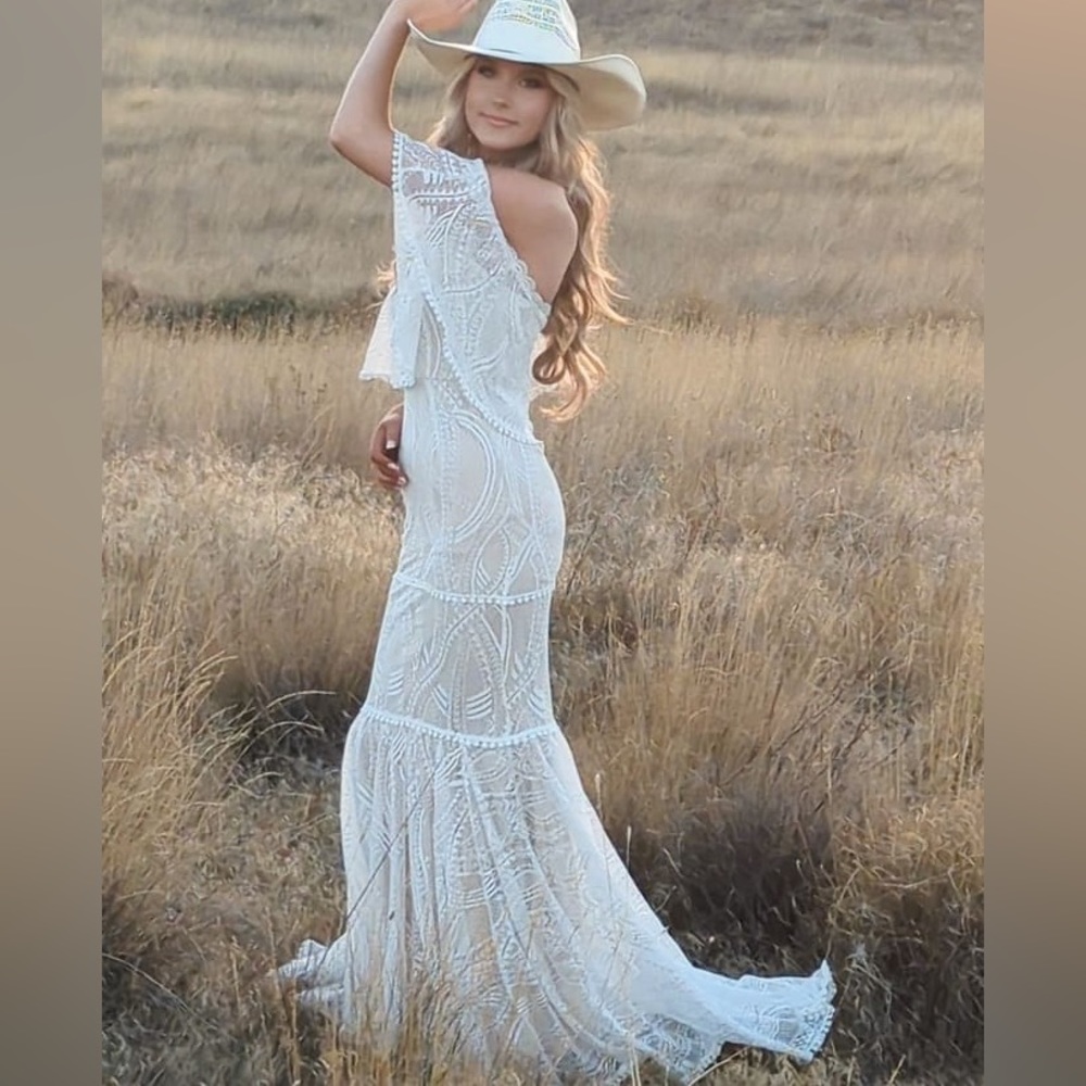 White Lace Off-the-Shoulder Mermaid Maxi Dress